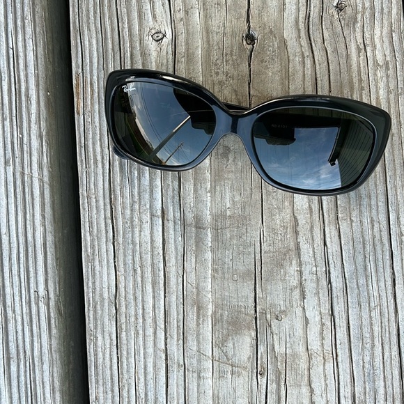 Ray Ban sun glasses - Picture 3 of 4